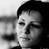 Черно - бяла портретна фотография на момиче
