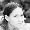 Черно - бяла портретна фотография на момиче