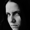 Черно - бяла портретна фотография на момиче