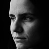 Черно - бяла портретна фотография на момиче