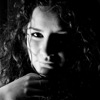 Черно - бяла портретна фотография на момиче