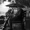 Черно - бяла портретна фотография на мъж