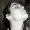 Монохромна портретна фотография на момиче