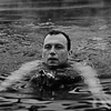 Черно - бяла портретна фотография на мъж