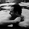 Черно - бяла портретна фотография на мъж