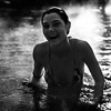 Черно - бяла портретна фотография на момиче