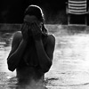 Черно - бяла портретна фотография на момиче