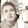Монохромна портретна фотография на момиче